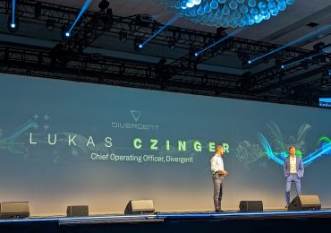 卢卡斯辛格加入六角CEO保罗Guglielmini台上HxGN活2023。图片由业迈克尔蚀刻。