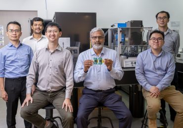 Panasonic-NTU多材料3 d打印机团队的成员。照片通过南大新加坡