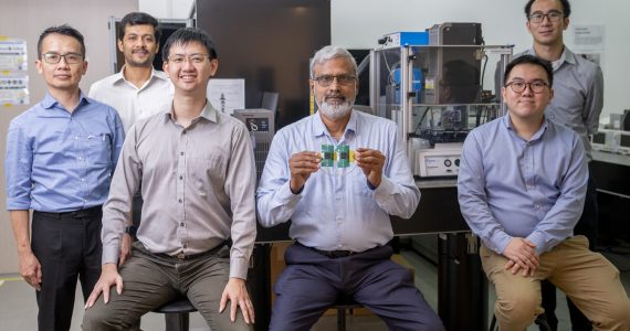 Panasonic-NTU多材料3 d打印机团队的成员。照片通过南大新加坡