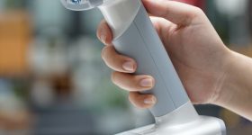 侧面的EinScan H2 3 d扫描仪。通过闪亮的3 d图像。