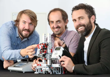 (左到右)奥利弗名卡斯特尔,克里斯·托马斯,锡安Coulman。通过卡迪夫大学的照片。