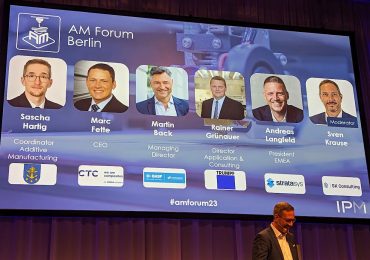 是论坛主持人斯文克劳斯介绍柏林是论坛的一个专家小组。图片由业迈克尔蚀刻。